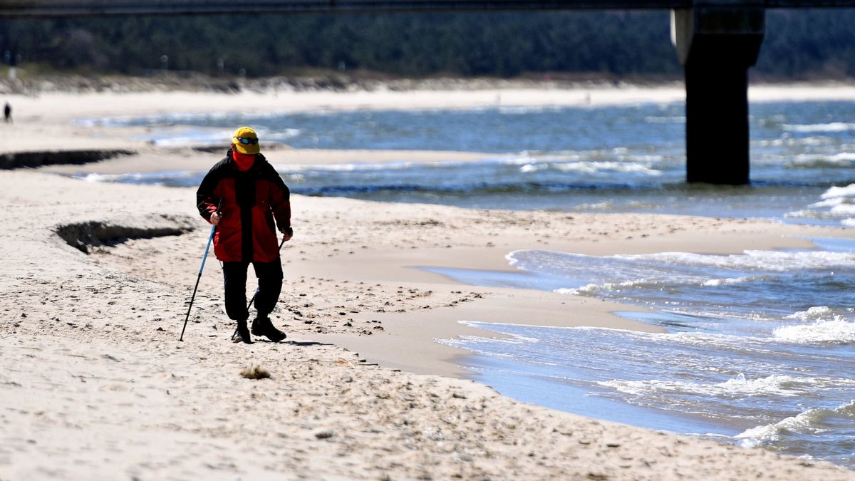 Na plażach obecnie spotkać można głównie spacerowiczów, którzy korzystają ze złagodzonych obostrzeń.