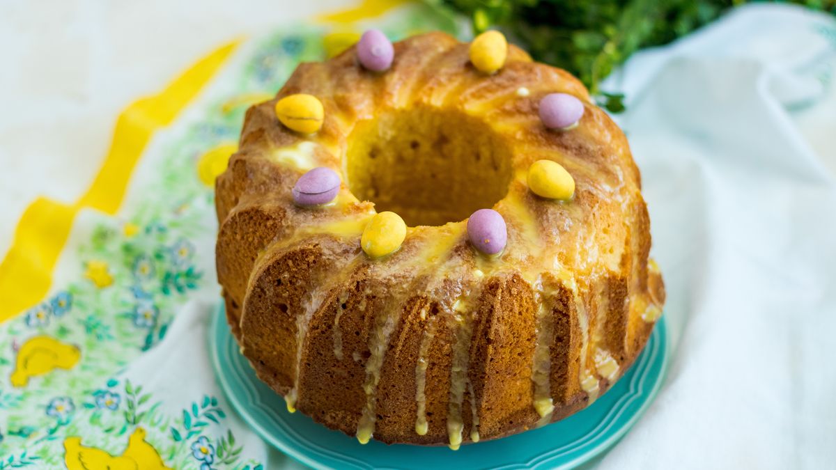 Babka zdobi świąteczny stół