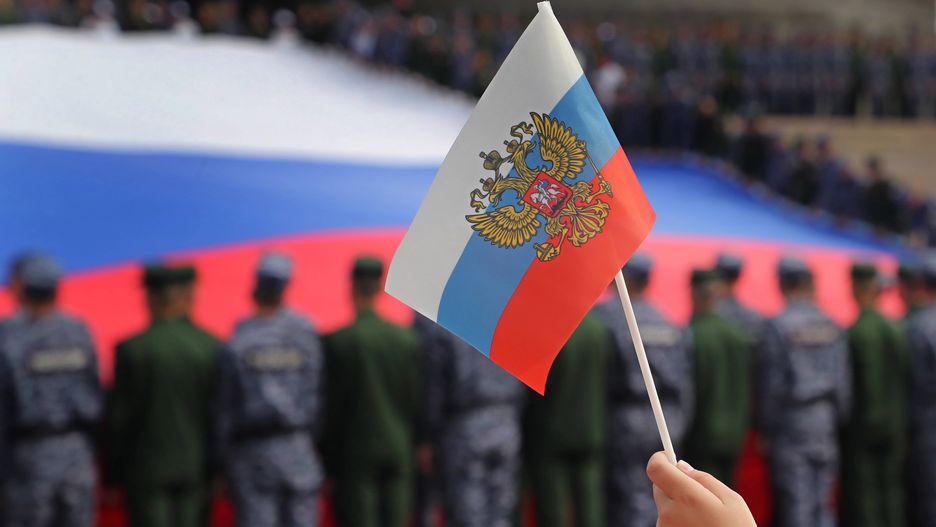 Russian National Flag Day in Moscow
epa10133375 Russian soldiers hold a huge National flag of Russia, at the Poklonnaya hill, marking the Russian National Flag Day in Moscow, Russia, 22 August 2022. The day marks the anniversary of the 22 August 1991 when members of the Supreme Council of the RSFSR (Russian Soviet Federative Socialist Republic) replaced the Soviet Union Flag with a historical flag of Russia following the failure of a coup.  EPA/MAXIM SHIPENKOV 
Dostawca: PAP/EPA.
MAXIM SHIPENKOV