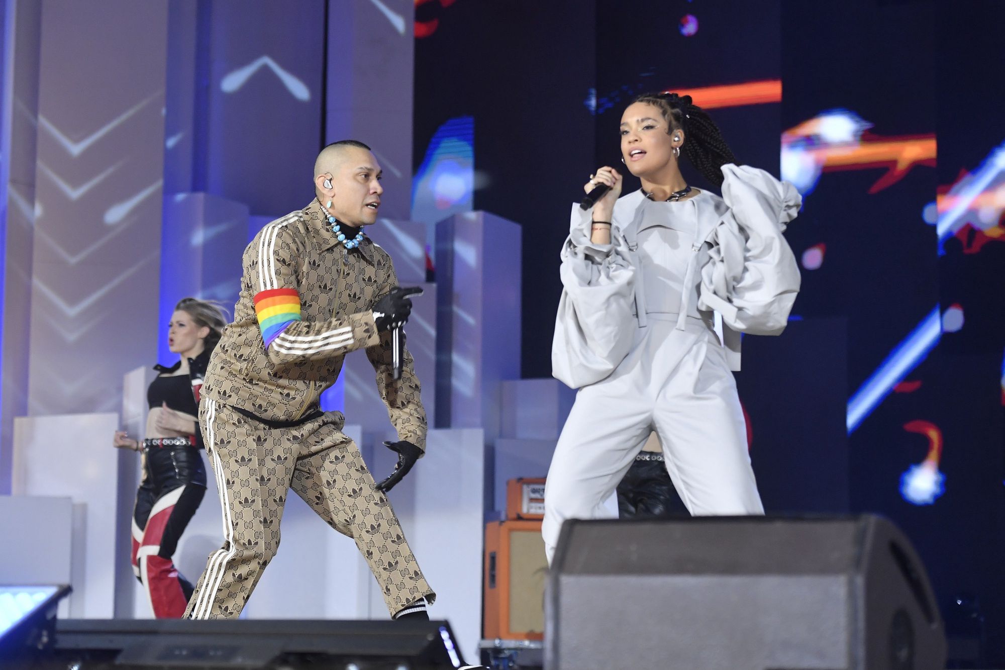 Black Eyed Peas z tęczowymi opaskami na Sylwestrze Marzeń TVP. Internet zapłonął