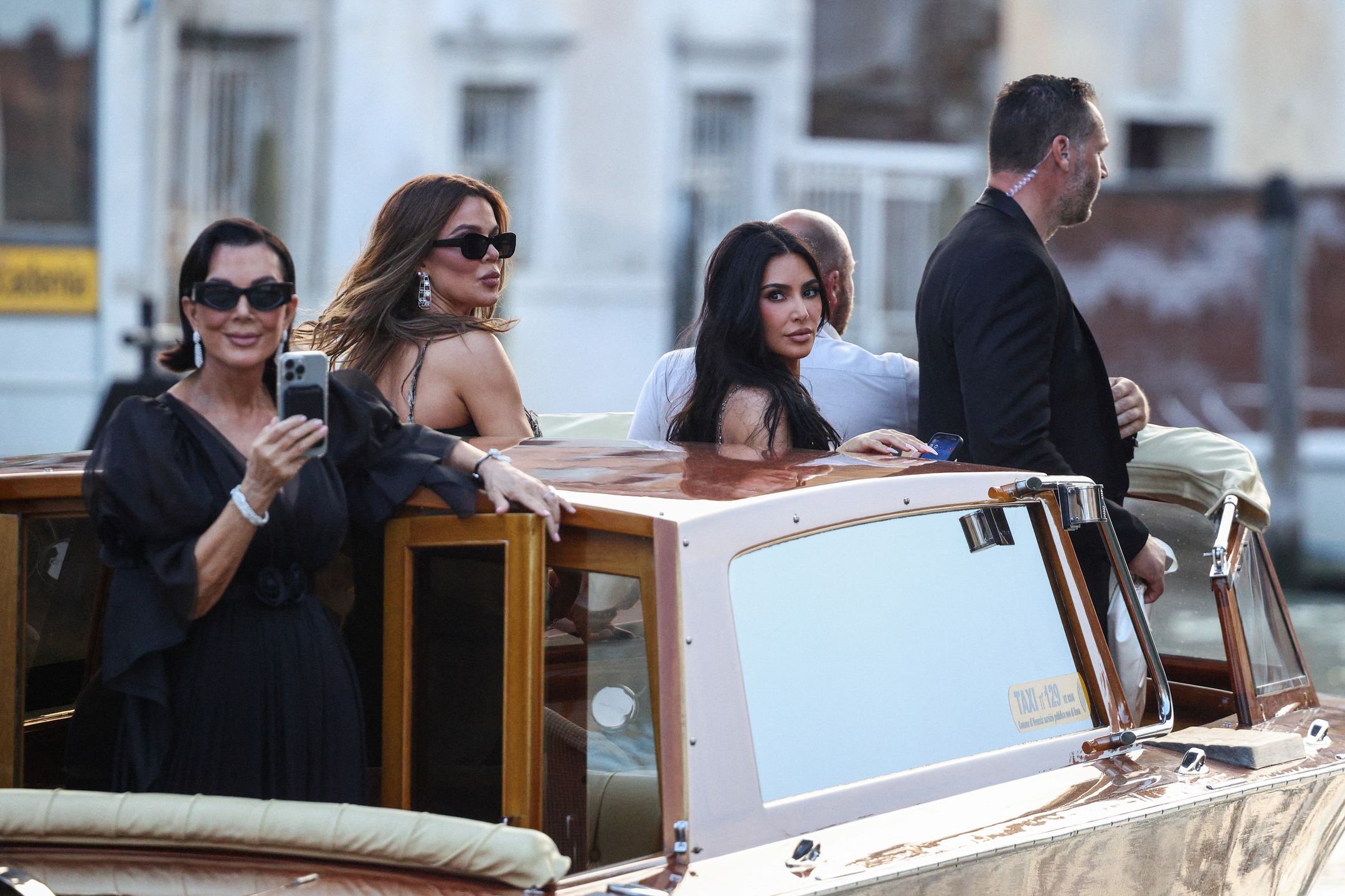 Kardashianki na kolacji przedślubnej Bezosa i Lauren Sanchez