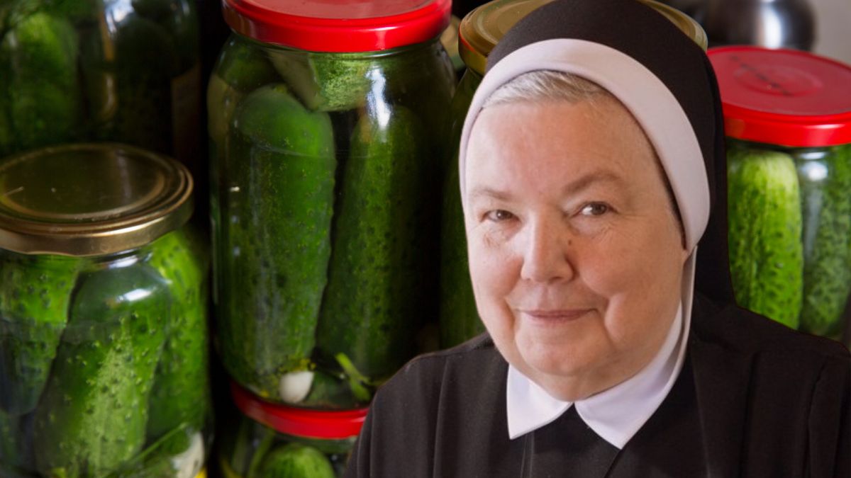 Ogórki kiszone siostry Anastazji są jedrne i chrupiące. Ma na to sprytny sposób