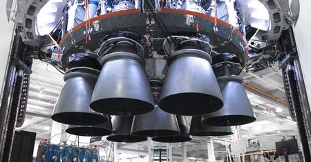 Rakieta Falcon 9 jest napędzana naftą. Dlaczego przenosi zbiorniki helu?