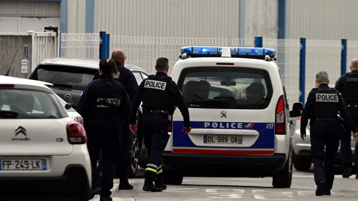 Police are on scene at the lycee Notre-Dame-de-Toutes-Aides high school in Nantes, France, 24 April 2025. According to police, one student was killed and three injured in a stabbing attack by a fellow student of the private high school. EPA/Jerome Fouquet Dostawca: PAP/EPA.