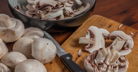Obierać pieczarki czy nie. Znasz odpowiedź na to pytanie?