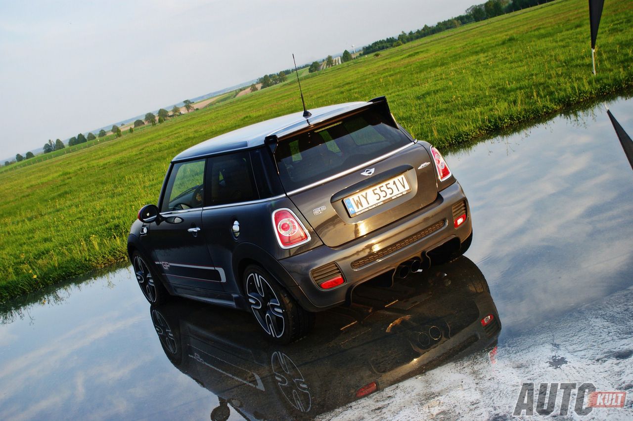 MINI JCW GP (1.6 T, 6 MT, 218 KM@6000, 280 Nm@1750, 0-100 km/h 6,3 s, 242 km/h)