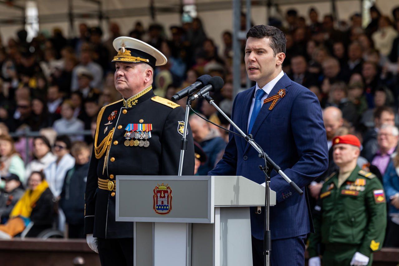 Gubernator obwodu królewieckiego odwołany. Obejmie stanowisko w Moskwie. Na fot. Anton Alichanow podczas przemówienia z okazji rosyjskiego Dnia Zwycięstwa