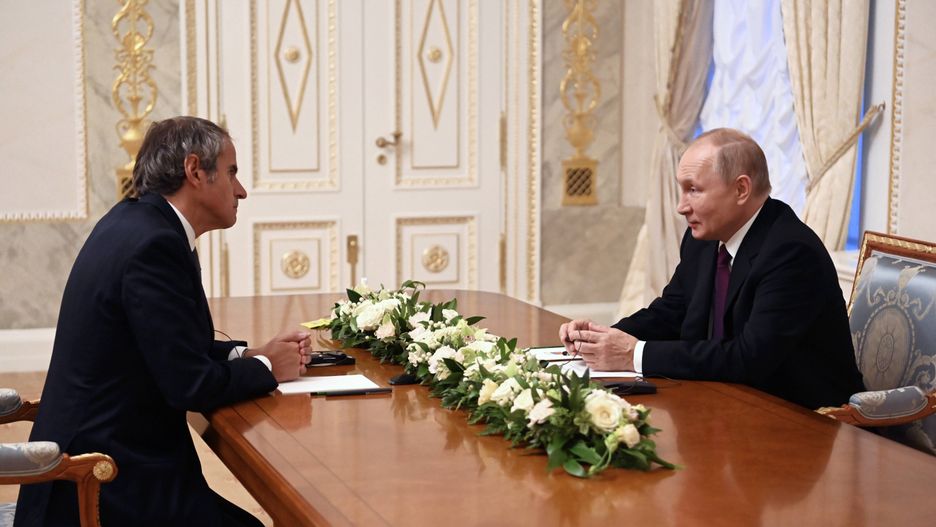 Prezydent Rosji - Władimir Putin i dyrektor generalny Międzynarodowej Agencji Energii Atomowej (MAEA) - Rafael Mariano Grossi 