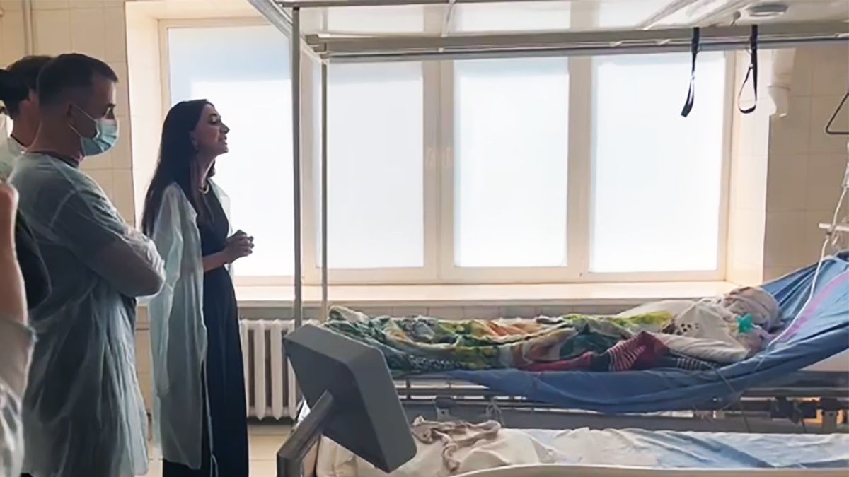 Rosyjscy muzycy Dmitrij Piewcow i Zarifa Paszajewna zaśpiewali w szpitalu piosenkę ciężko rannemu żołnierzowi