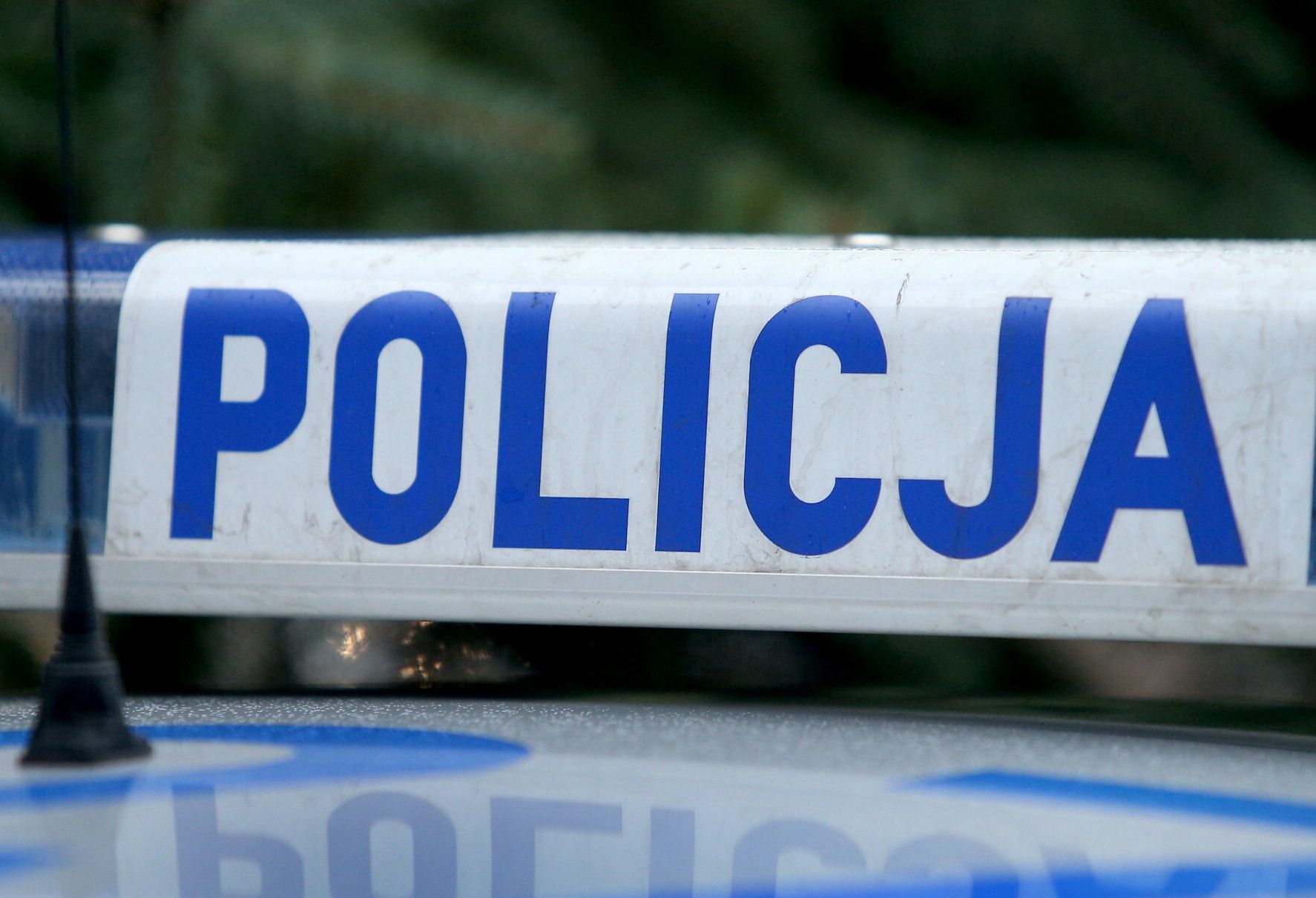 Policjant wjechał w ogrodzenie pod wpływem alkoholu