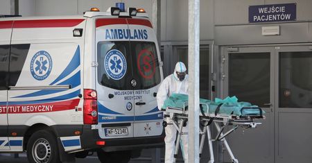 62-latka zmarła na schodach szpitala. Rodzina twierdzi, że nikt nie chciał jej pomóc