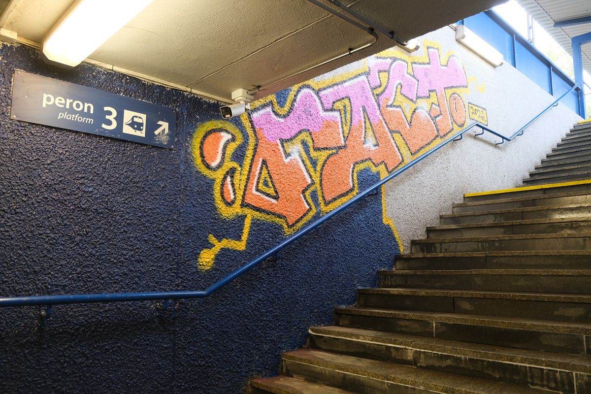 Graffiti w podziemnym tunelu przystanku Lublin Północny