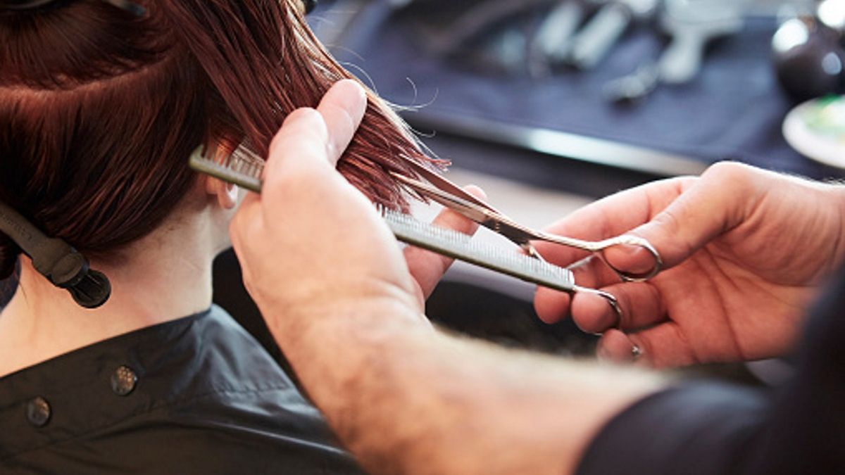 Klienci fryzjera mogli zarazić się od niego koronawirusem