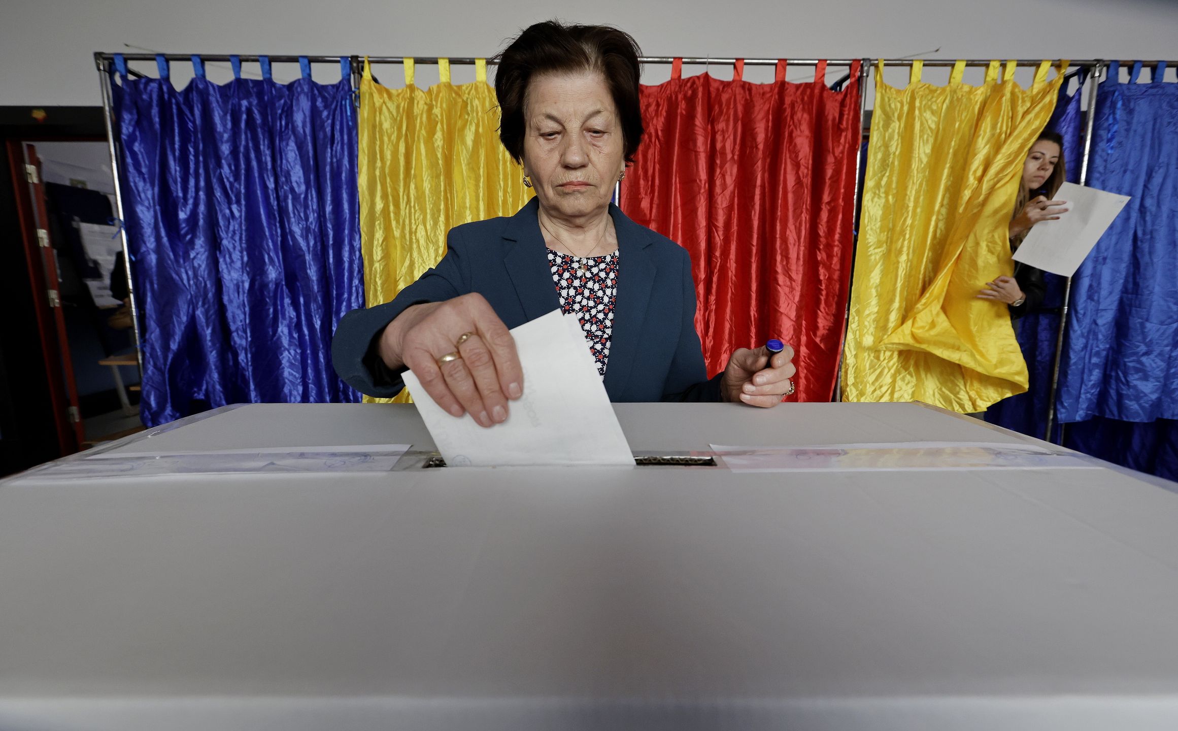 Second round of presidential elections in Romania
epa12113162 A Romanian woman casts her ballot in the second round of presidential elections at a polling station in Bucharest, Romania, 18 May 2025. Romanian voters are going to the polls for the runoff of the presidential election with around 18 million citizens eligible to vote, according to the Permanent Electoral Authority (AEP).  EPA/ROBERT GHEMENT 
Dostawca: PAP/EPA.
ROBERT GHEMENT
second round, president, voting