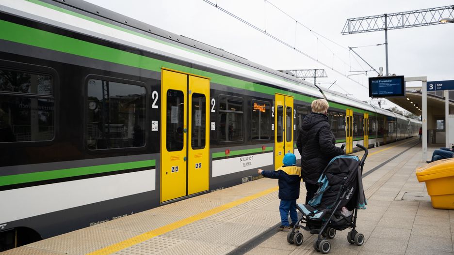 kolej pociąg peron przystanek transport pendolino koleje