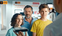 Jacek Braciak w kampanii Cyfrowego Polsatu reklamuje ofertę telewizji internetowej OTT