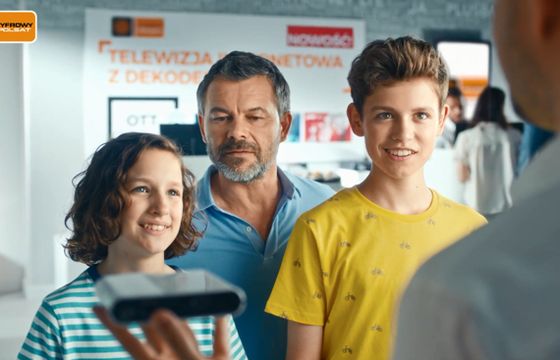 Jacek Braciak w kampanii Cyfrowego Polsatu reklamuje ofertę telewizji internetowej OTT
