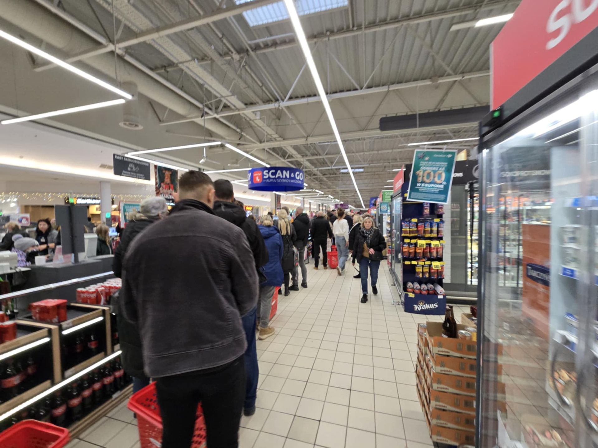 Kolejka do kasy w toruńskim Carrefourze