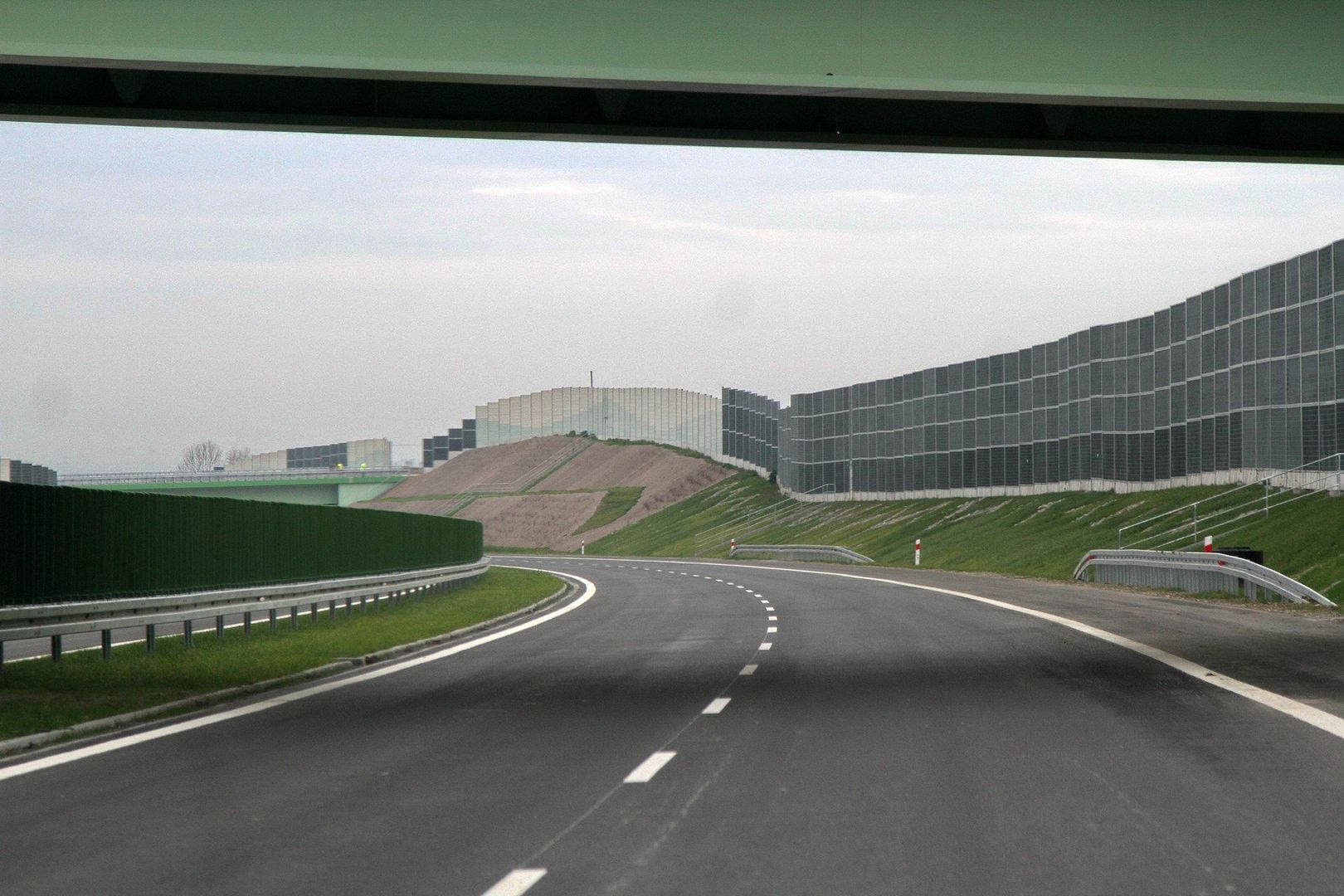 28.11.2012 KRAKOW AUTOSTRADA A4 KRAKOW TARNOW DROGA BUDOWA AFALT TABLICA OZNAKOWANIE BEZPIECZENSTWO BUDOWA STRAZ POZARNA N/Z ZJAZD TARNOW  WIADUKT ASFALT PRZEJSCIE DLA ZWIERZAT WALEC OZNAKOWANIE ZWEZENIE DROGI BARIERY FOT. ANNA KACZMARZ/POLSKAPRESSE DZIENNIK POLSKI