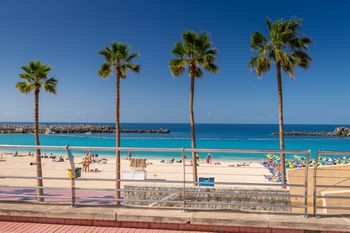 Niepokojące plamy na wodzie na Kanarach. Zamknięto plaże