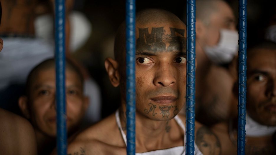 Przepe?nione wi?zienia na SalwadorzeMembers of the MS-13 and 18 gangs remain inside their cells during a visit by the Director of the General Directorate of Penal Centers, Osiris Luna (out of frame), at the maximum security prison in Izalco, Sonsonate, El Salvador, on September 4, 2020. - Authorities from the General Directorate of Penal Centres (DGCP) visited three Salvadorean prisons, some of maximum security, to check the situation of inmates and carry out searches amid the COVID-19 novel coronavirus pandemic. (Photo by Yuri CORTEZ / AFP)YURI CORTEZ