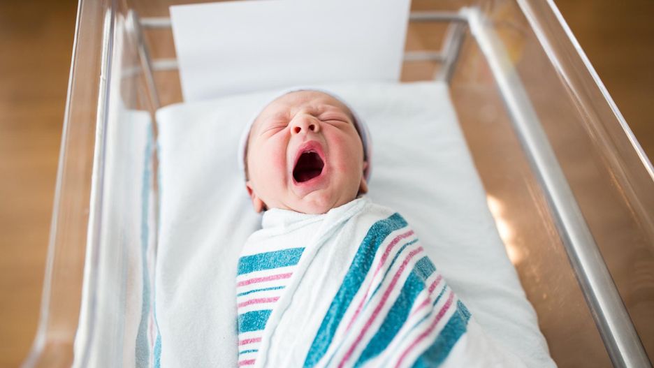 Spowijanie niemowląt wraca do łask. Fizjoterapeuci alarmują: to może być niebezpieczne