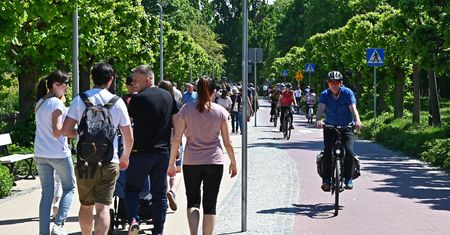 Luzowanie obostrzeń. "Skoro deszcz zelżał, to dlaczego mielibyśmy nie wyjść spod parasola?"
