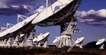 Satelity Starlink sprowadzą na nas obcych. Tak samo jak telefony