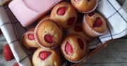 Przepis na muffinki z truskawkami. To prosty i smaczny deser idealny na lato
