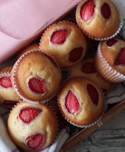 Przepis na muffinki z truskawkami. To prosty i smaczny deser idealny na lato