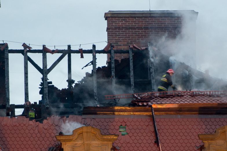 W pożarze spłonęło około 500 m kw. dachu, straty to około milion złotych</br>