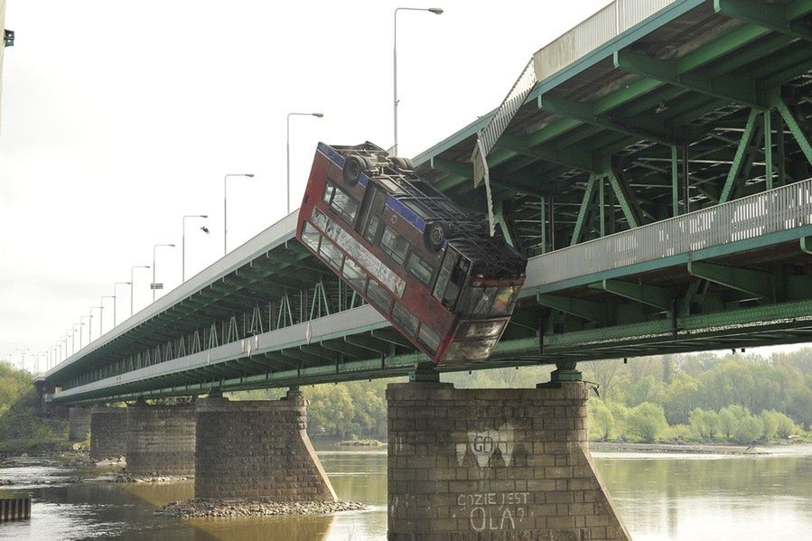Autobus spada z mostu Gdańskiego (zdjęcia)