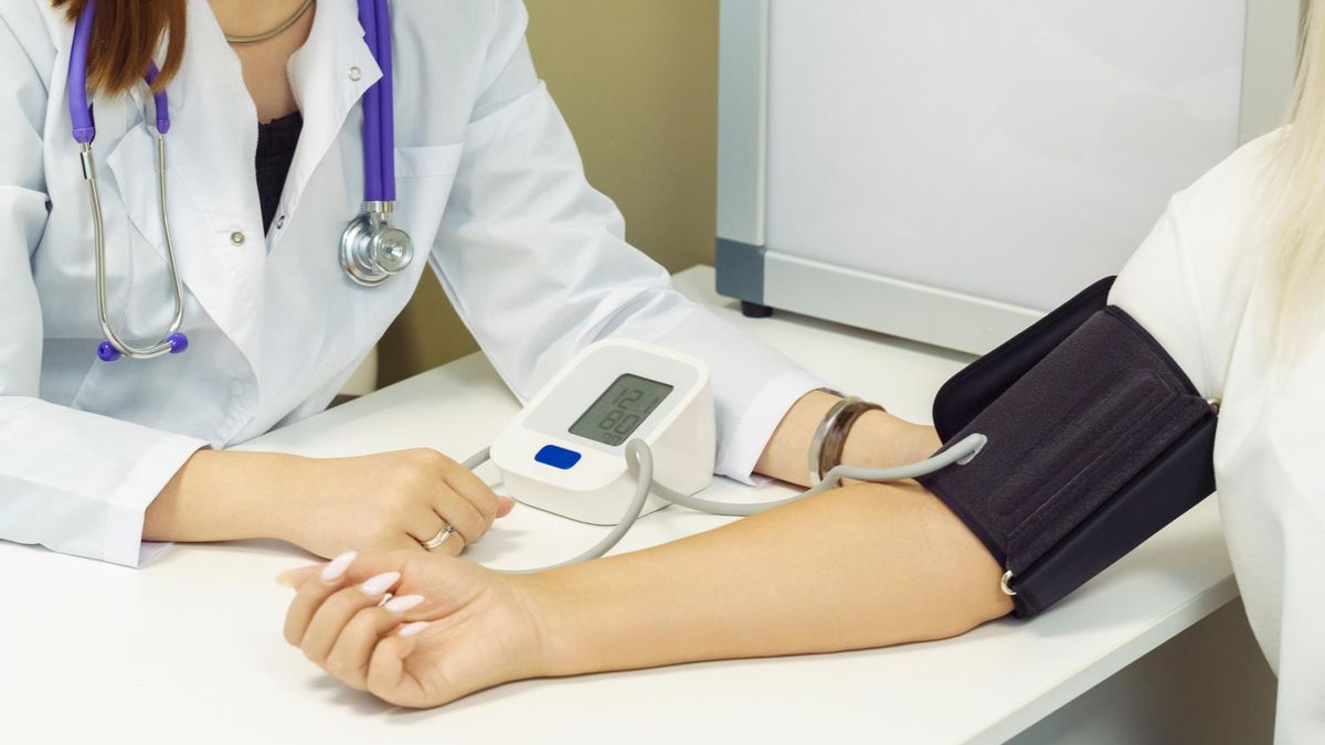 Takie ciśnienie grozi zawałem. Nie bagatelizuj tych objawów