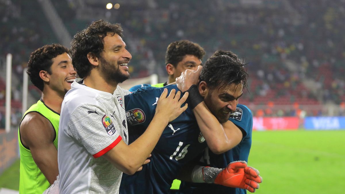 PAP/EPA / FOOTOGRAFIIA / Na zdjęciu: Mohamed Abou Gabal w objęciach kolegów z drużyny