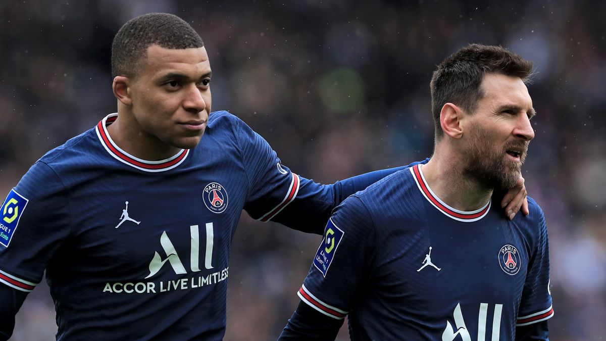 PAP/EPA / Na zdjęciu: Lionel Messi po prawej stronie