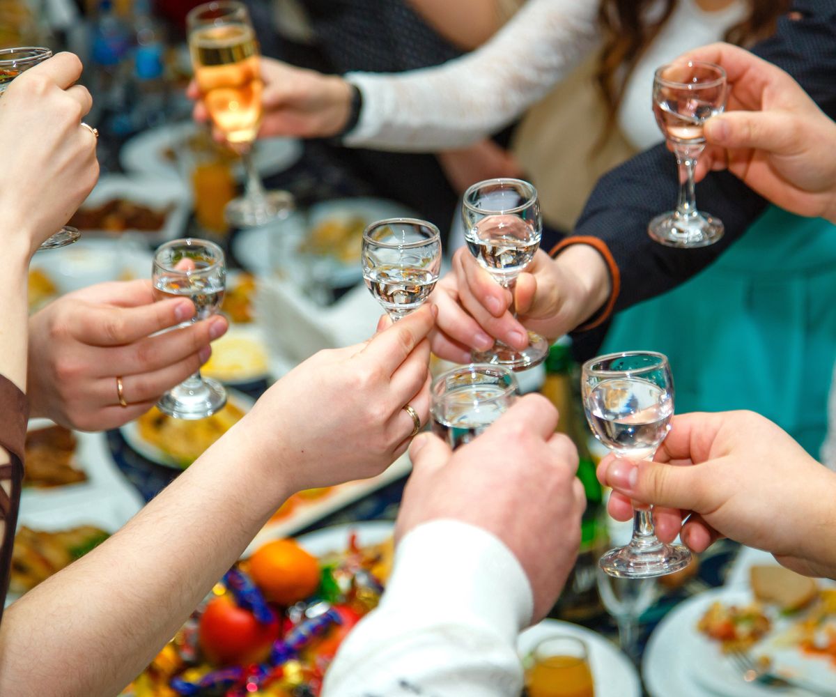 Na imprezach rodzinnych młodzież przed 18. rokiem życia często pije alkohol