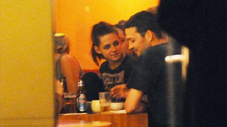 Kochanek Kristen Stewart drapie się po kroczu