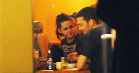Kochanek Kristen Stewart drapie się po kroczu