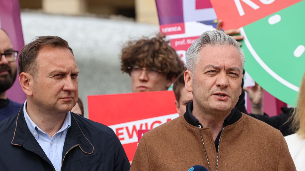 Łódź, 11.05.2024. Kampania wyborcza do Parlamentu Europejskiego. Poseł Lewicy Tomasz Trela (L) i współprzewodniczący Nowej Lewicy, europoseł Robert Biedroń (P) na konferencji prasowej w Łodzi, 11 bm. Temat: "Koniec ze zmianą czasu!". (aldg) PAP/Marian Zubrzycki