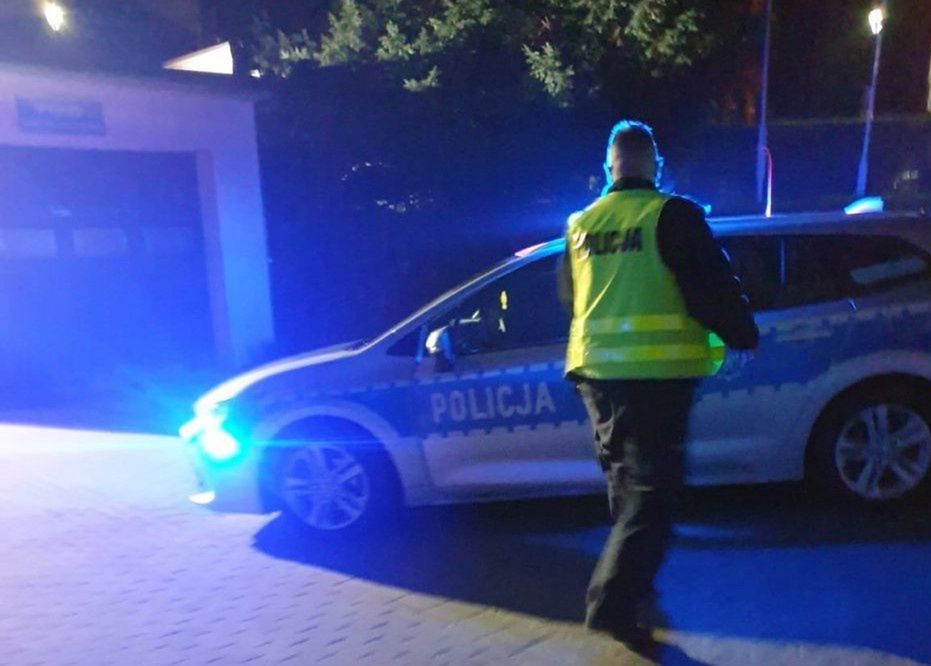 Śląskie. Patrol drogowy z Będzina eskortował do szpitala w Siemianowicach Śląskich kierowcę z rodzącą 18-letnią kobietą.