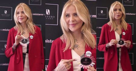 Maja "twarz lakierów" Sablewska pozuje ze wzornikiem do paznokci