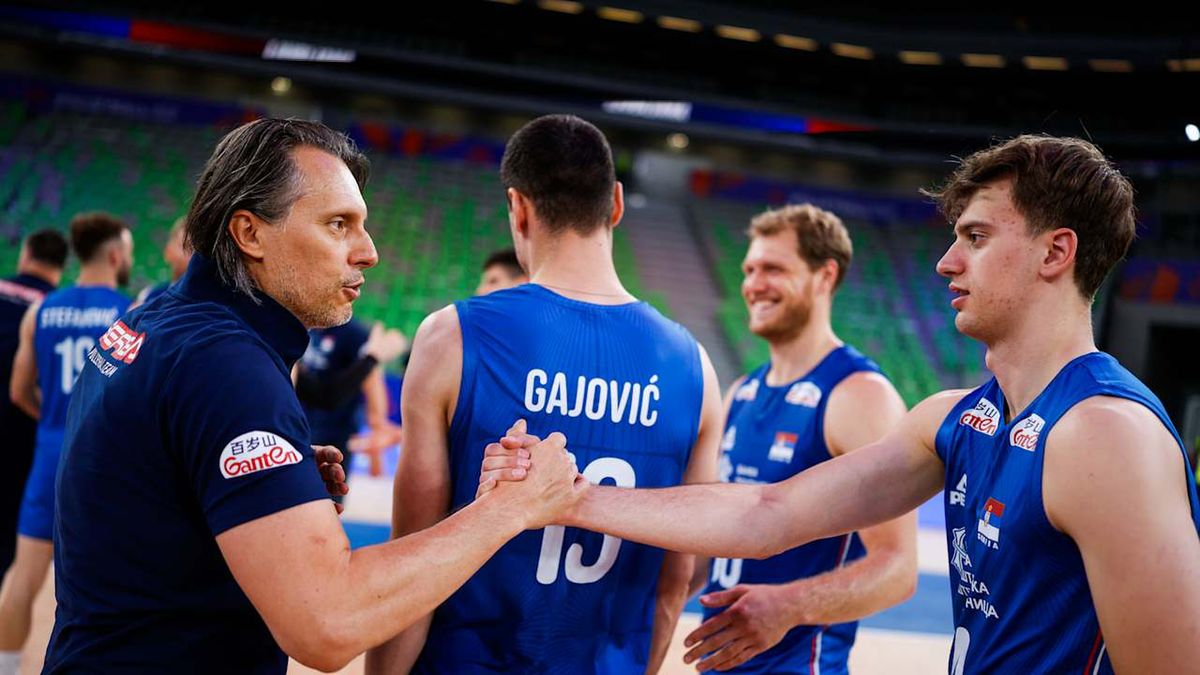 Materiały prasowe / VolleyballWorld / Reprezentacja Serbii z trenerem Gheorghe Cretu