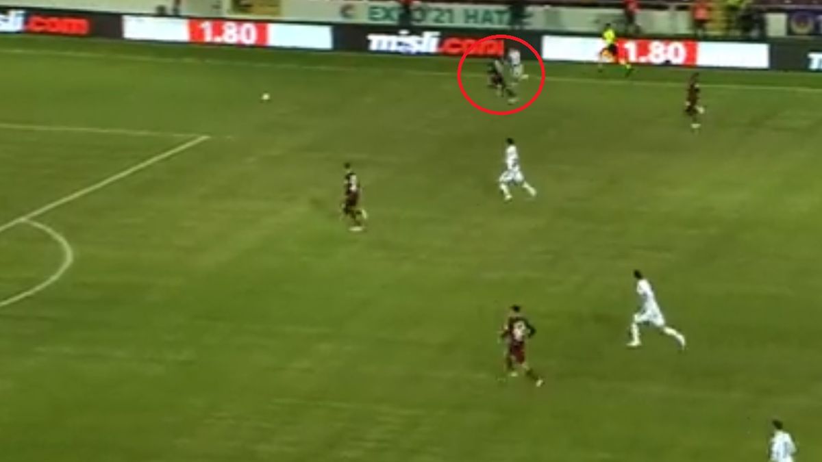 Twitter / beINSPORTS_TR / Na zdjęciu: akcja Konrada Michalaka