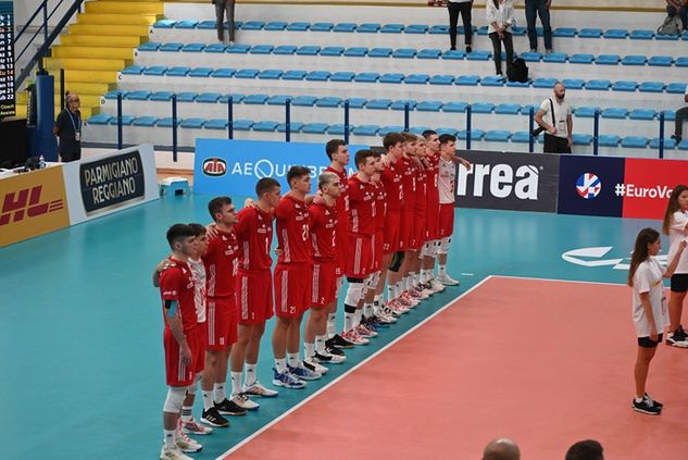 Mat. prasowe CEV/ Na zdjęciu: Reprezentacja Polski U-20, Maksymilian Kędzierski (nr 3, pierwszy z prawej)