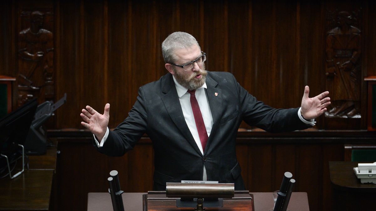 Warszawa, 12.12.2023. Poseł Konfederacji Grzegorz Braun na sali obrad izby w Warszawie, 12 bm. Premier Donald Tusk przedstawił w Sejmie program działania oraz skład gabinetu, wraz z wnioskiem w sprawie wyboru Rady Ministrów. (amb) PAP/Marcin Obara