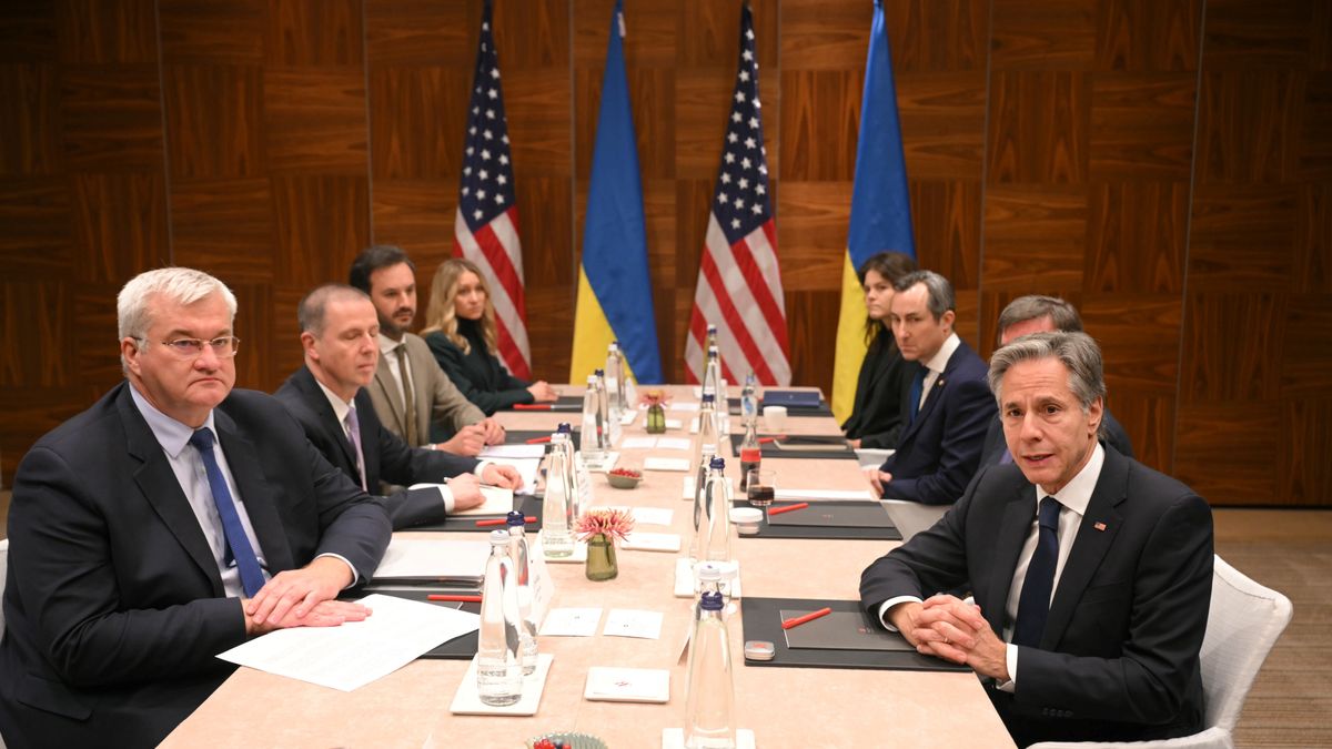 US Secretary of State Antony Blinken (R) meets wiht Ukrainian Foreign Minister Andrii Sybiha (L) during his one-day visit in Brussels, Belgium, 13 November 2024. Blinken is on a one-day visit for Ukraine talks with NATO chief, European Union diplomacy boss and Ukraine's Foreign Minister. EPA/NICOLAS TUCAT / POOL Dostawca: PAP/EPA.