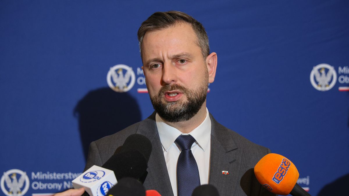 Warszawa, 09.12.2024. Wicepremier, minister obrony narodowej Władysław Kosiniak-Kamysz udziela wywiadu po dyskusji "Wizja Sił Zbrojnych 2039 a wnioski z konfliktu na Ukrainie" w ramach konferencji ph. "Wnioski z wojny w Ukrainie - wyposażenie i struktura polskiej armii oraz Obrony Cywilnej", 9 bm. w Warszawie. (ad) PAP/Paweł Supernak