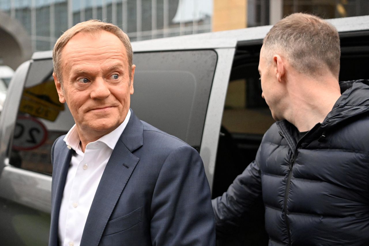 Tusk zatrzymał się na stacji paliw. "Prawdy nie przykryją. Za taką cenę Kaczyński nie najeździ się po Polsce"