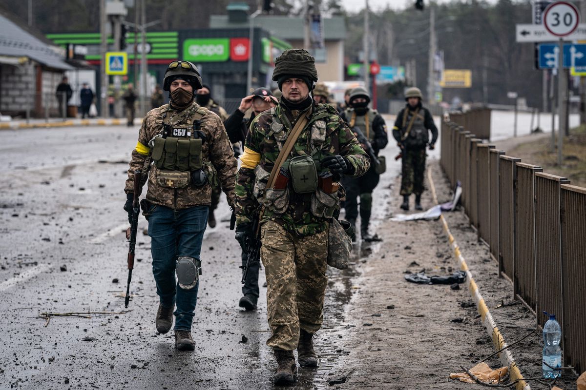 Wojna w Ukrainie. Media: armia unieszkodliwiła 1/3 zgromadzonych wojsk Rosji. Na zdjęciu ukraińscy żołnierze w Irpieniu 