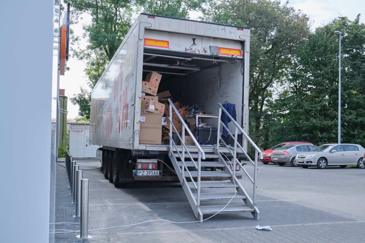Mobilny outlet Biedronki pod sklepem Biedronka przy ul. Magnoliowej w Lublinie